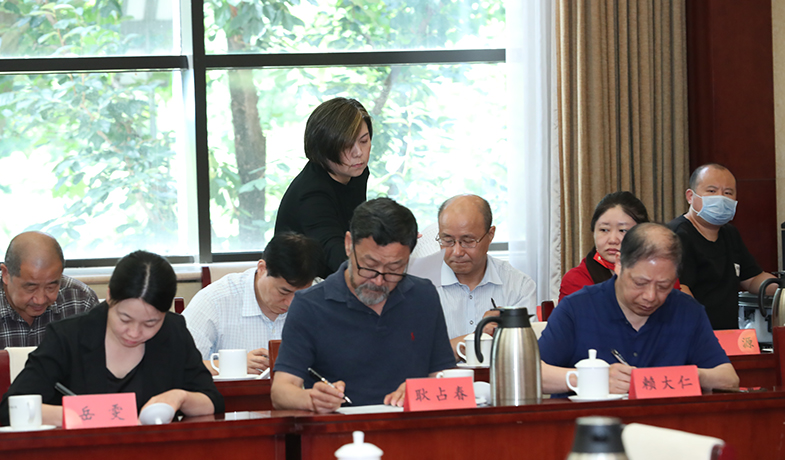 工作人员分发选票