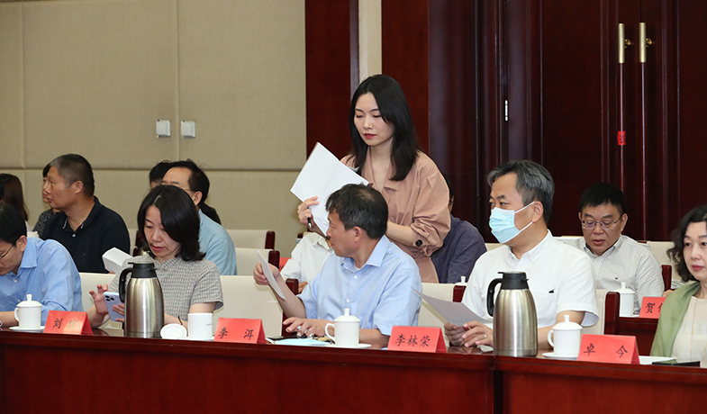 工作人员分发选票