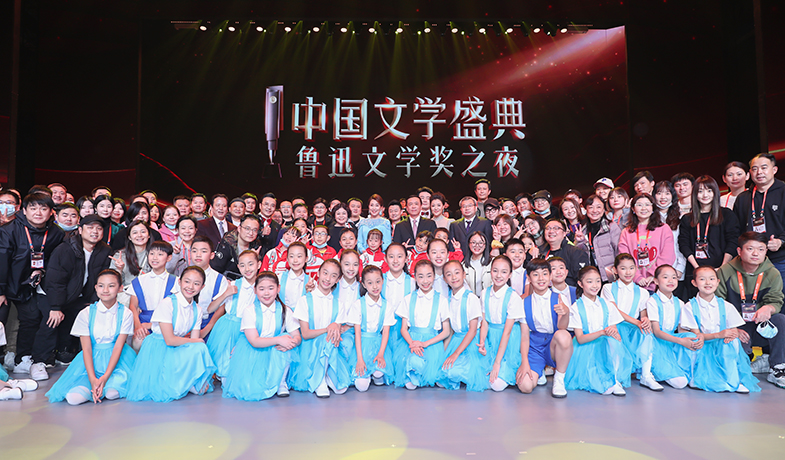 铁凝、张宏森与演职人员合影留念