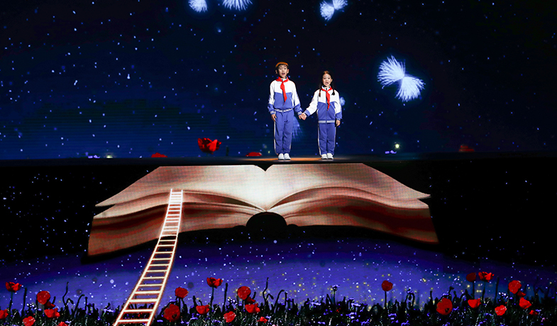 娄艺潇、刘旖惟、李牧阳表演《大山里的小诗人》