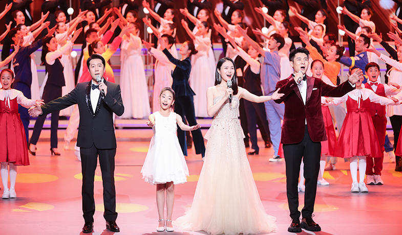 蔡国庆、龚爽、马佳、田觅蜜演唱歌曲《新征程，我们一起远航》