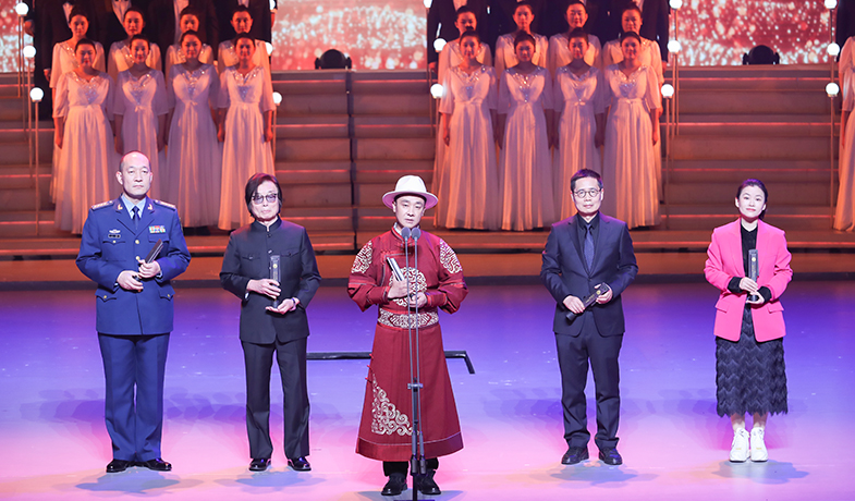 王凯、王松、索南才让、艾伟、葛亮（季亚娅代领）（从左至右）领取中篇小说奖