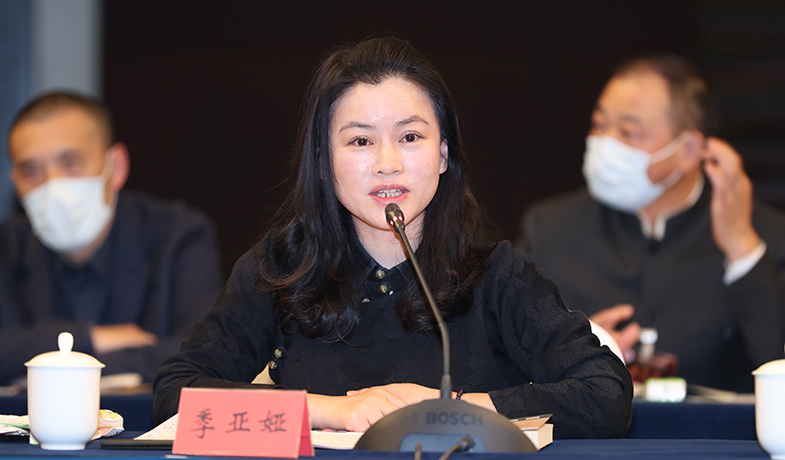 获奖作品编辑代表季亚娅在会上发言