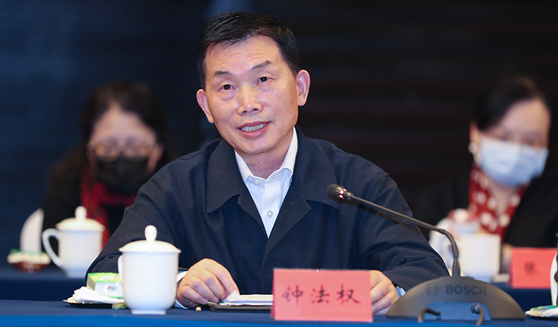 获奖作家代表钟法权在会上发言