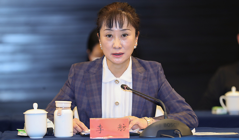 获奖作家代表李舫在会上发言