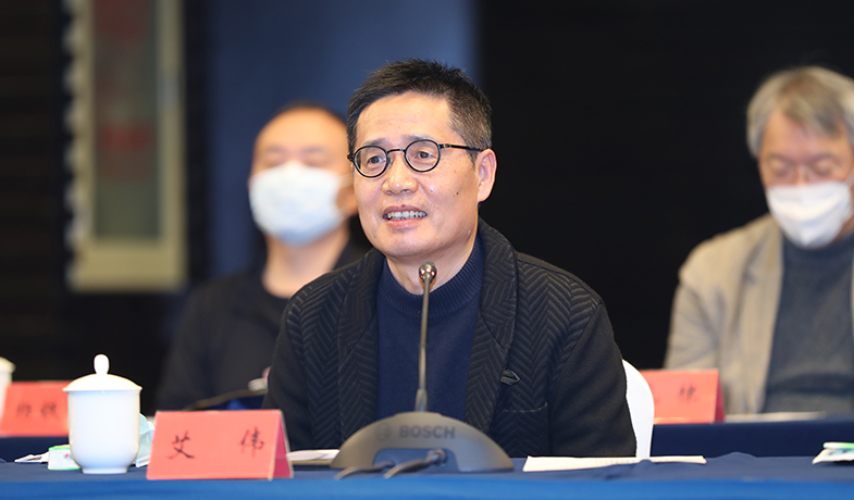 获奖作家代表艾伟在会上发言