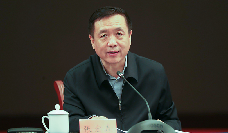 中国作协党组书记、副主席张宏森主持座谈会