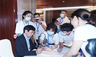 作家曹文轩在会后为热情读者签名