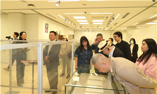 剧作家参观现代作家书房展