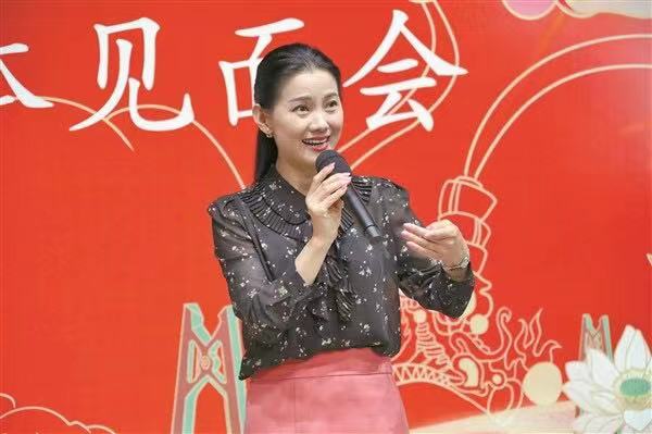 郑芳芳在终评演员媒体见面会上进行表演。 记者 张浩亮 摄