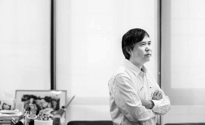 吴冠英,祖籍广东中山,1955年生于广西南宁,2022年去世。1982年毕业于中央工艺美术学院(今清华大学美术学院)装潢美术系,留校任教,2005年参与建立清华大学美术学院信息艺术设计系,开设动画设计专业。著有《动画美术设计》《童趣二十四节气》等,以及连环画作品《带阁楼的房子》《邦斯舅舅》《古都》等。图片由作者提供