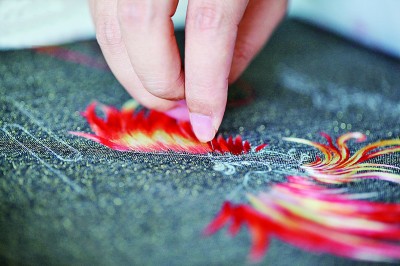 张雪的苏绣团扇“凤凰于飞”。图片为受访者提供