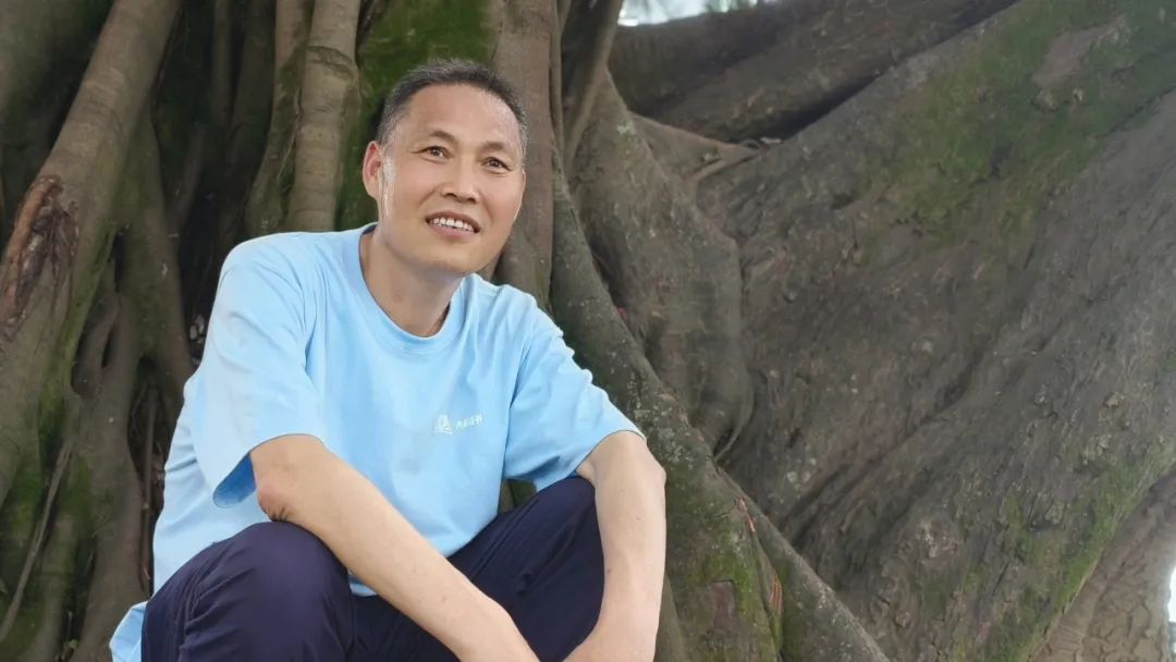 陈年喜,生于一九七〇年,陕西省丹凤县人。高中毕业后曾从事矿山爆破工作十六年,期间坚持在空炸药箱上、在岩石上、在床铺上记录惊心动魄的井下人生。二〇一五年因颈椎受损离开爆破岗位,后在贵州旅游公司从事文案工作,又到北京皮村的工友之家做义工。二〇二〇年因确诊患尘肺病,离职回乡休养。已出版《微尘》《炸裂志》《活着就是冲天一喊》等著作,获第一届桂冠工人诗人奖,入选《南方人物周刊》“2021魅力人物·100张中国脸”评选。