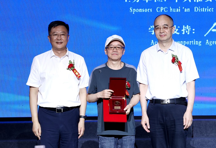 中国作家协会党组成员、副主席、书记处书记吴义勤,中共淮安市委常委、宣传部部长李森为叶舟颁奖