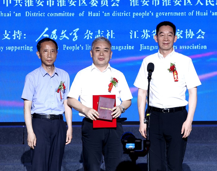 中国作家协会党组成员、书记处书记、《人民文学》杂志社主编施战军,淮安市人大常委会副主任范更生为王跃文颁奖