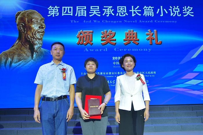 《人民文学》杂志社事业发展部主任康有胜,中共淮安市淮安区委常委、宣传部部长祁素娟为季玉颁奖