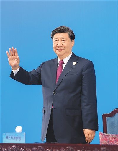 7月28日晚,第三十一届世界大学生夏季运动会在四川省成都市隆重开幕。这是国家主席习近平在主席台上向大家挥手致意。 新华社记者 鞠 鹏摄