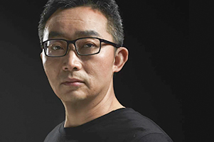 获奖作品：《回响》作者：东西         获奖感言　　一根筋就是写作的执念，从决定吃写作这碗饭开始，我就常常提醒自己：你写的作品有意思吗？它是别的作品的重复吗？拜托，别只讲故事，能不能有点新意？这些问号一直伴随着我，一直伴随我在电脑键盘上敲击完《回响》的最后一个字。不信，你也可以试着读几页，真的和我过去写的长篇小说不太一样，与别人的写作方法也不太一样。