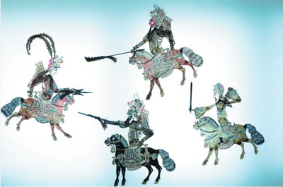 　望奎皮影剧团艺人亲手制作的皮影。