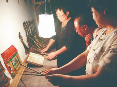 　剧团演员在幕后操作皮影。 　　以上图片均为孙福军提供 　　制图：赵偲汝