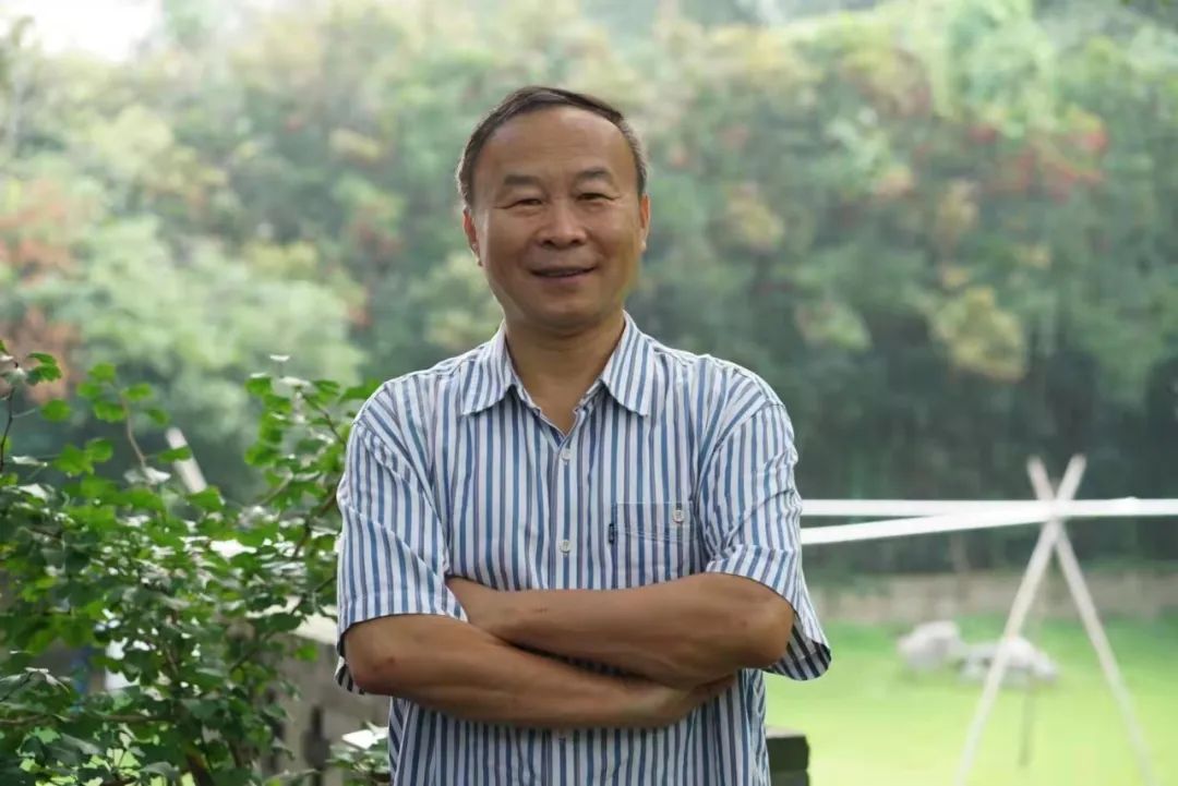 许晨,中国作家协会会员,中国报告文学学会理事,山东省作协原副主席,青岛市作协名誉主席。出版有《人生大舞台——“样板戏”启示录》《琴声如诉》《山海闽东》,以及海洋纪实三部曲《第四极:中国蛟龙号挑战深海》《一个男人的海洋》《耕海探洋》等多部报告文学和散文集,被誉为“海洋作家”。荣获第七届鲁迅文学奖、第五届冰心散文奖、第三届中国工业文学大赛一等奖等奖项。