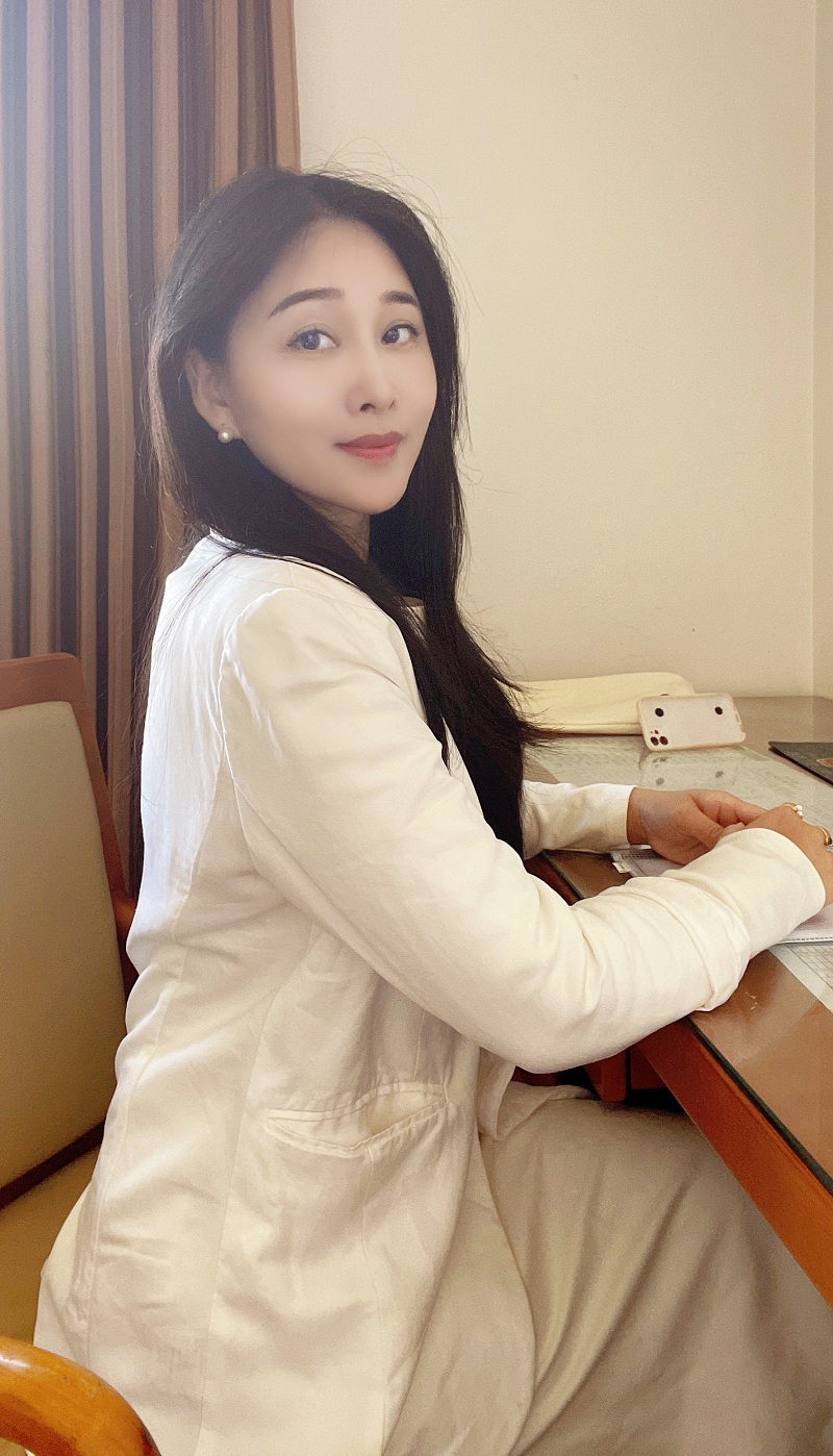 时晓，安徽宿州人，硕士，鲁迅文学院第44届中青年作家高级研讨班学员，在《安徽文学》《山东文学》《海燕》《红豆》《雨花》等期刊发表过一系列作品，出版短篇小说集《来去之间》，诗集《美人鱼》。其中《来去之间》入围2022年10月探照灯好书榜，入选2022年11月文艺联合书单，入围2022年深圳读书月全国＂十大劳动者文学好书榜．小说榜＂。