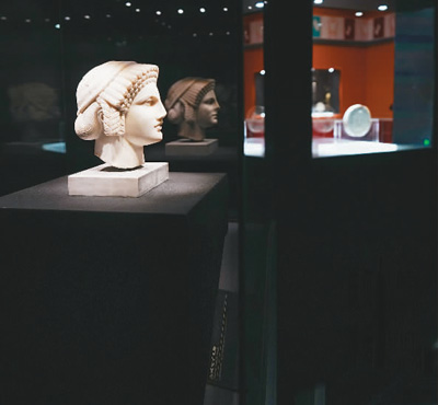 这次展览共展出127件/套文物。  　　（中国文物交流中心供图）