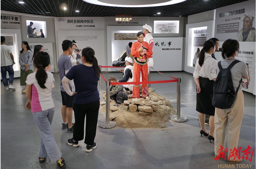 清涧县石嘴驿镇王家堡村路遥纪念馆内，游客在参观。