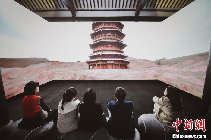 观众以全新角度的沉浸登临体验，感受古塔所承载的唐辽之风和中古文化美感。(瑞安新天地供图)