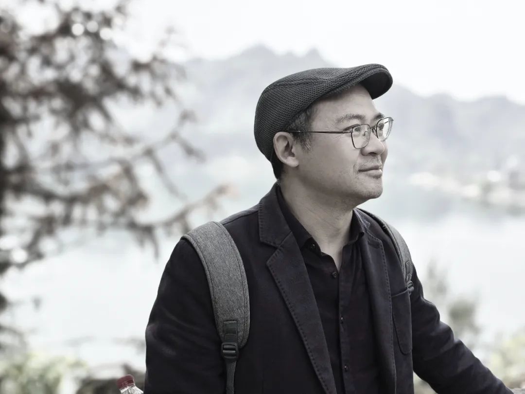 唐力,1970年生,重庆大足人。著有诗集《大地之弦》《向后飞翔》《虚幻的王国》《大地之马》等。