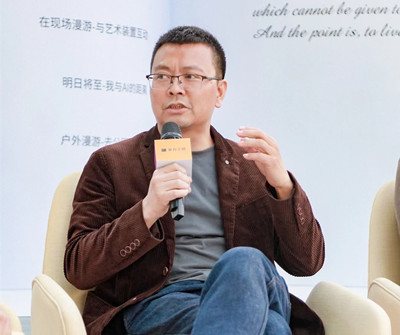 李宏伟,四川江油人,现居北京。著有诗集《你是我所有的女性称谓》,长篇小说《国王与抒情诗》《灰衣简史》《引路人》,小说集《假时间聚会》《暗经验》《雨果的迷宫》等。曾获郁达夫小说奖、吴承恩长篇小说奖、十月文学奖等奖项,作品入选收获文学榜、扬子江评论文学榜等榜单。