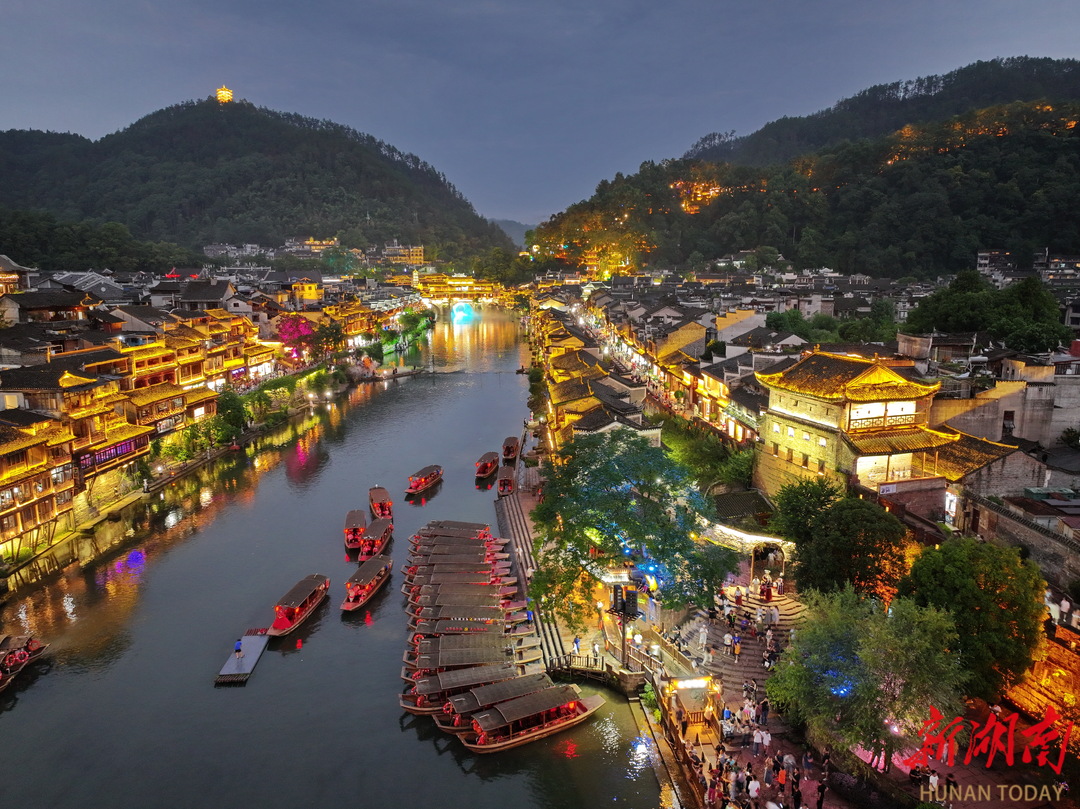 凤凰古城流光溢彩，游人如织。