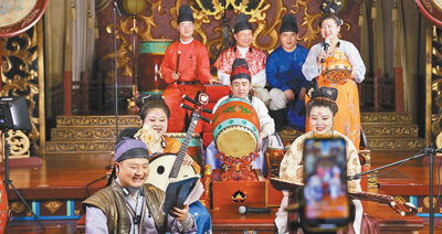 　图为东仓鼓乐社的乐师们正在进行直播。 　　本报记者 原韬雄摄