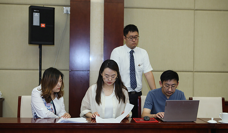 8月11日，联络员在监察组、公证员监督下统计选票