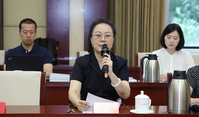 8月11日，公证处公证员宣读公证书