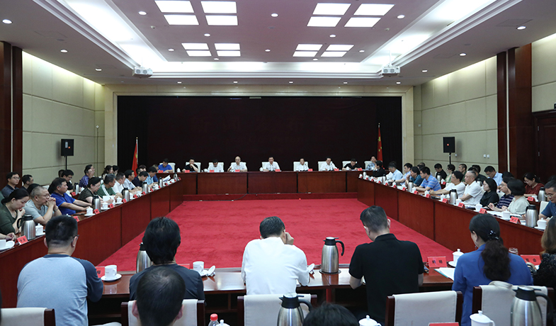 7月25日，第十一届茅盾文学奖评奖委员会第一次全体会