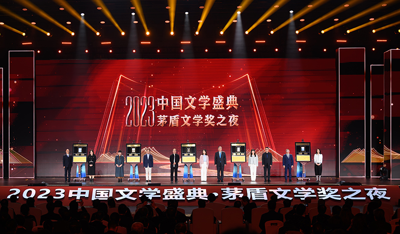 编辑与5位获奖作家共同上台,在镌刻有获奖书名、获奖作者、编辑姓名的书型装置上留下金色手印