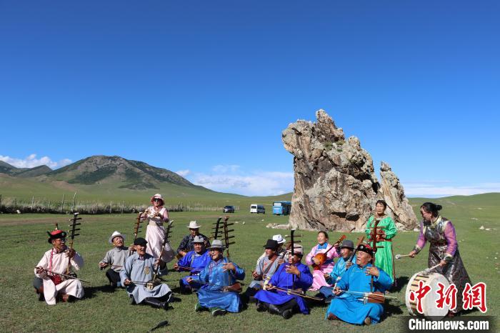 (资料图)图为人们正在户外演奏《格斯尔》。胡斯楞摄