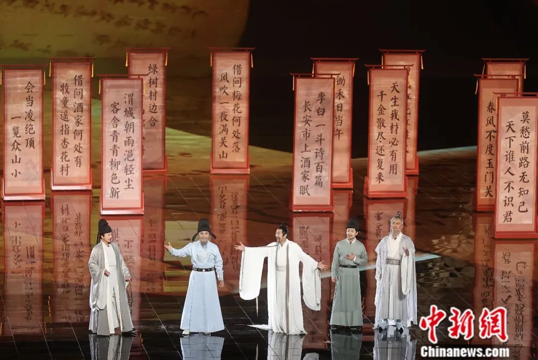 2023年9月,2023北京文化论坛文艺晚会上的情景演绎《雅集》,讲述了李白、杜甫、高适、王维、孟浩然,因为一幅1300多年后的画相聚在一起的故事。易海菲 摄