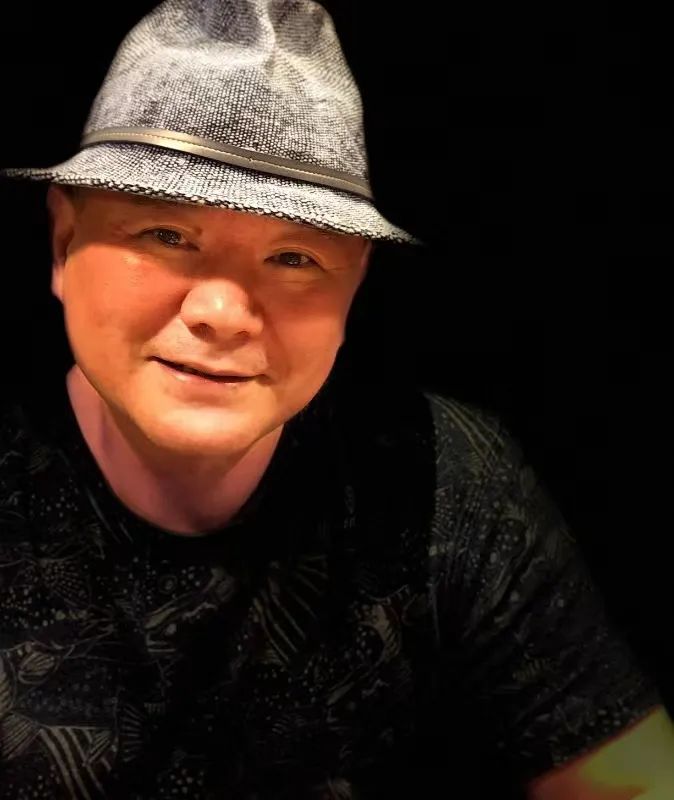 李西闽,著名作家,福建长汀人;曾在《收获》《花城》《青年作家》《上海文学》《作品》《江南》等刊发表大量文学作品;著有长篇小说“唐镇三部曲”:《执梦》《画师》《饥饿》以及《血钞票》《地震三书》《孤独旅行家》,短篇小说集《以博尔赫斯命名的房间》,散文集《肉身》《死亡之书》等50余部;有五卷本《李西闽自选文集》、六卷本《李西闽文集》以及10卷本《李西闽经典小说文集》出版;现居上海。