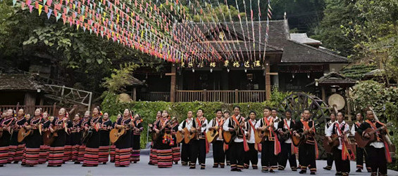 老达保村民们弹起吉他,载歌载舞