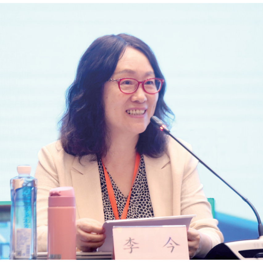 李今 中国人民大学文学院教授,主要从事中国现当代文学、汉译文学研究。著有《个人主义与五四新文学》《海派小说与现代都市文化》《三四十年代苏俄汉译文学论》《二十世纪中国翻译文学史(第3卷)》《意义的生成一一现代中国文学作品细读集》《鲁滨孙变形记:汉译文学改写现象研究》等;译有利里安·弗斯特《浪漫主义》、R.L.布鲁特《论幻想与想象》;主编《汉译文学序集》(18卷);主持国家社科基金重大项目“现代汉译文学编年考录(期刊编,1896—1949)”并主编其数据库。