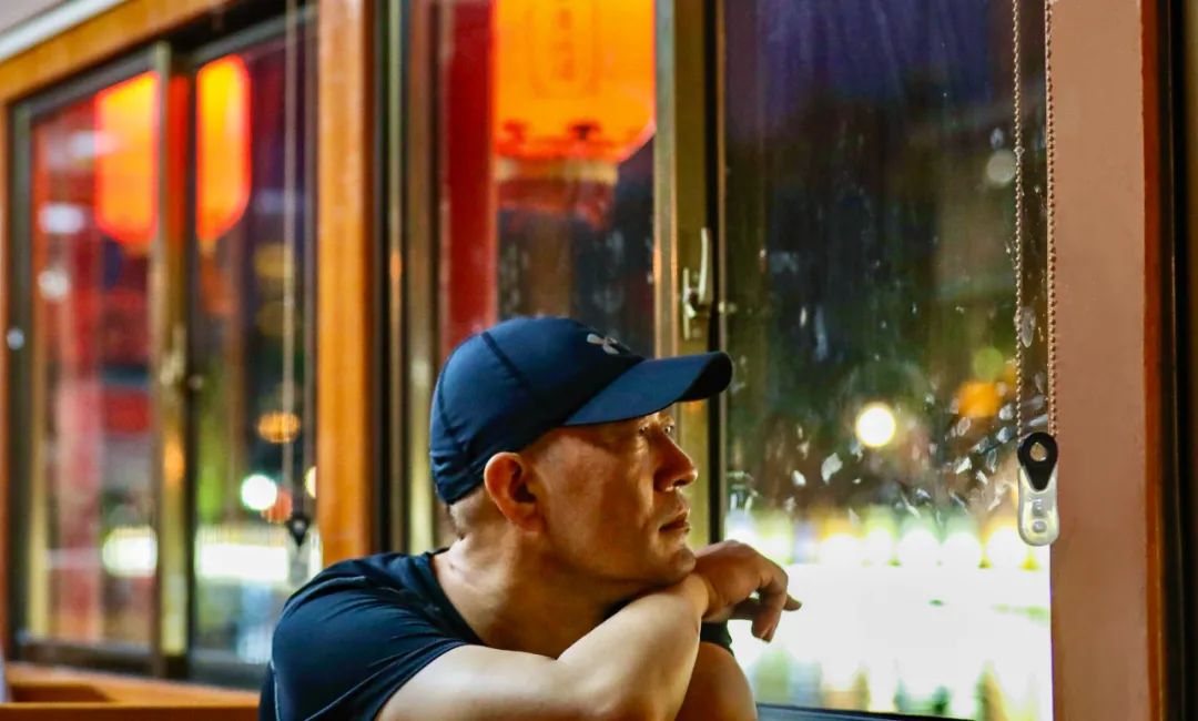 王凯,一九七五年生于陕西绥德,中国作协全委会委员。著有长篇小说《导弹和向日葵》《上尉的四季》、小说集《沉默的中士》等。曾获全军文艺优秀作品一等奖、人民文学新人奖、茅盾文学新人奖、十月文学奖、鲁迅文学奖等奖项。