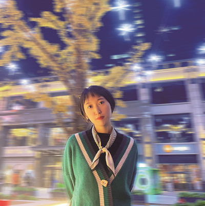 顾拜妮,生于一九九四年,中国人民大学硕士研究生在读。十四岁开始发表小说,著有小说集《我一生的风景》。曾从事写作教师、图书策划等工作,二〇一八年起在《山西文学》策划并主持新锐栏目“步履”。