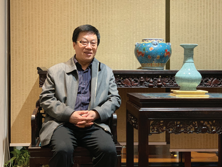 张平,生于西安。历任山西省作家协会主席、中国作协副主席、中国文联副主席等。曾任山西省副省长、民盟中央副主席等职。主要作品有《祭妻》《姐姐》《孤儿泪》《法撼汾西》《天网》《凶犯》《红雪》《抉择》《十面埋伏》《国家干部》《重新生活》《生死守护》等,获茅盾文学奖、国家图书奖等。长篇作品均被改编为电影、电视连续剧并多次获奖。作品已译入英、法、俄、日、葡等多国文字。