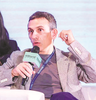 米开朗基罗·弗兰马汀诺(Michelangelo Frammartino),1968年出生于意大利伦巴第米兰,意大利导演、编剧。1995年,执导个人首部短片。2004年,执导剧情电影《礼物》。2010年,执导剧情电影《四次》,该片获得第63届戛纳国际电影节导演双周单元欧洲电影奖,他凭借该片提名第55届意大利大卫奖最佳导演。2013年,执导剧情电影《树》。2021年,执导剧情电影《洞》,该片获得第78届威尼斯国际电影节评审团特别奖。2022年,担任第12届北京国际电影节“天坛奖”国际评委会的评委