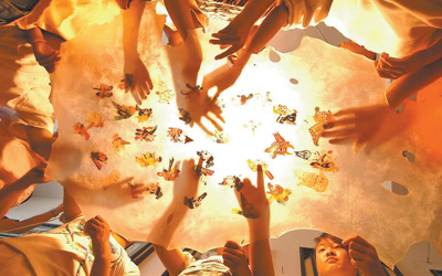 非遗传承人给学生展示传统皮影