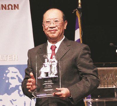 罗锦鳞,当代著名戏剧导演艺术家、理论家、戏剧教育家。自20世纪60年代起,他先后导演《榆树下的欲望》《爱情的传说》《霓虹灯下的哨兵》等百余部舞台剧、电视剧和广播剧。自1986年起,导演了《俄狄浦斯王》《安提戈涅》等十余部古希腊戏剧,多次赴国外访问演出,享有较高国际声誉。2009年获希腊雅典州政府授予“希腊文化大使”称号,2024年获第九届“会林文化奖”。