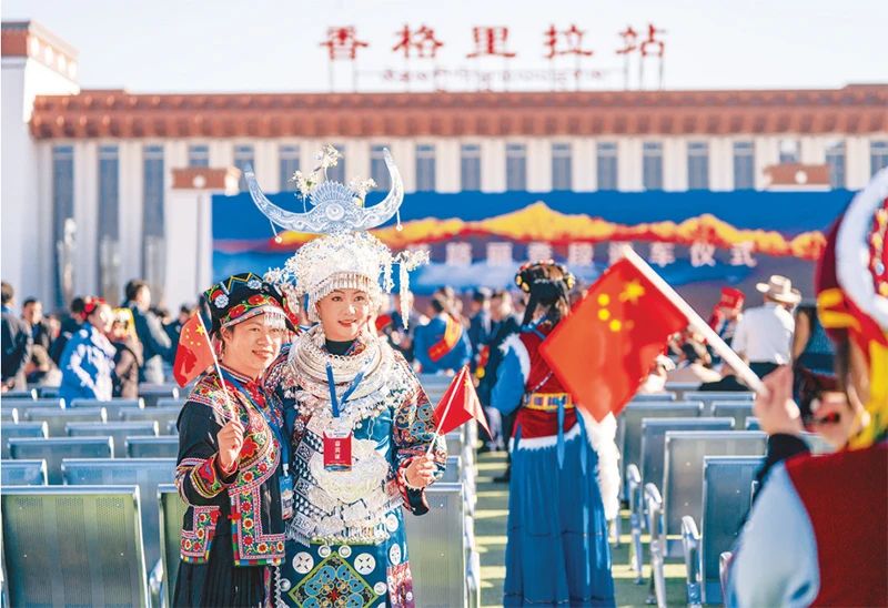 2023年11月26日，丽江至香格里拉铁路开通运营。丽香铁路起自云南省丽江市玉龙纳西族自治县丽江站，接入云南省迪庆藏族自治州香格里拉市香格里拉站，穿越青藏高原横断山区腹地，途经多个民族聚集地。图为丽香铁路开通当日，参加通车仪式的少数民族代表拍照留念。 新华社记者 陈欣波/摄