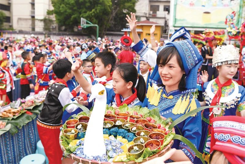 2023年4月20日，广西南宁市逸夫小学举行2023“壮族三月三”暨“铸牢中华民族共同体意识”主题教育活动。色彩缤纷的民族服装、民族风情浓郁的歌舞表演、多种多样的特色美食，让校园处处洋溢着欢乐。 新华社记者 周华/摄